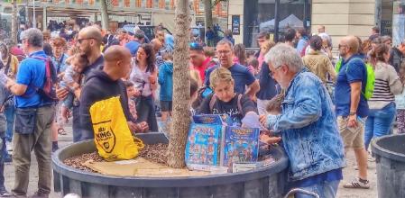 Coleccionistas en el mercado de Sant Antoni.