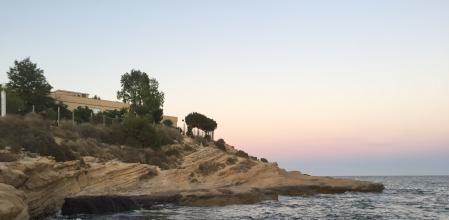 Las vistas al mar y la proximidad a la ciudad son factores que influyen mucho en los elevados precios de los chalets del Cabo de la Huerta.