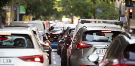 Tráfico denso en la calle València, en la zona central, entre Aribau y Pau Claris