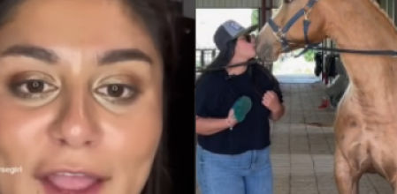 La 'tiktoker' junto a uno de sus caballos