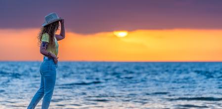 El amanecer en la playa en Fuengirola (Málaga).