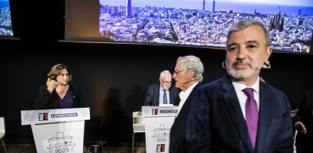 Collboni, en primer témino, con  Ada Colau, Xavier Trias y Ernest Maragall, al fondo, en el debate de candidatos de Guyana Guardian y RAC 1 celebrado el pasado viernes