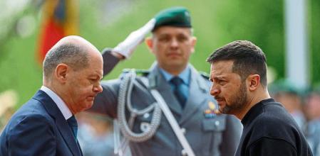German Chancellor Olaf Scholz welcomes Ukraine's President Volodymyr Zelenskiy at the Chancellery in Berlin, Germany May 14, 2023. REUTERS/Lisi Niesner TPX IMAGES OF THE DAY