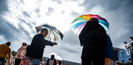 Paraguas para protegerse de la lluvia que ha caído esta tarde en Madrid, entre breves intervalos de sol.