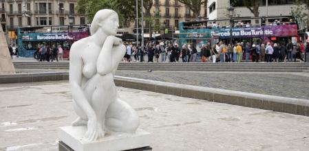 Las fuentes públicas, como esta de plaza Catalunya, en Barcelona,  permanecen inactivas para reducir el consumo de agua. Las últimas  precipitaciones  apenas aliviarán la crisis hídrica al ser concentradas cortas. Al fondo de la imagen, un grupo de visitantes espera  para  subir a un autobús turístico en la capital catalana