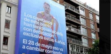 Podemos ha colocado una lona gigante en el barrio de salamanca criticando la gestión de Almeida