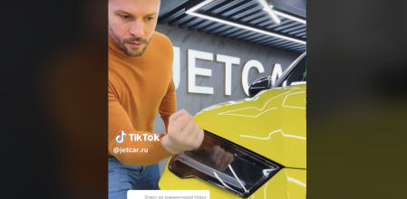 Uno de los empleados golpeando un&nbsp;Lamborghini Urus