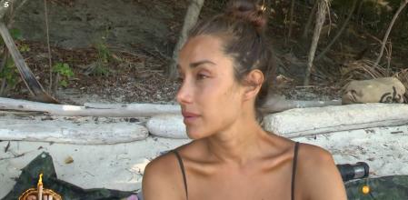 Adara se confiesa con Jonan.