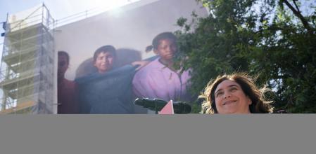 Arriba, la pequeña Sabin, vecina del Besòs, abajo, la alcaldesa y alcaldable Ada Colau