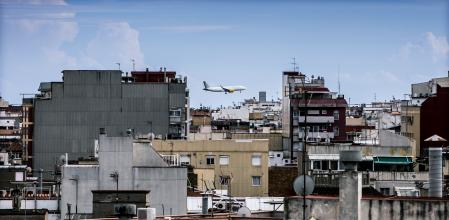 foto XAVIER CERVERA 08/09/2022 entre edificios viviendas pisos... se observa un avión de la compañia aerea Vueling sobrevuela el prat de llobregat pocos minutos antes de aterrizar en el aeropuerto josep tarradellas
