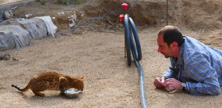 Salma y Alejandro Ferrer en el momento que se reencontraron en el monasterio de Pedralbes.