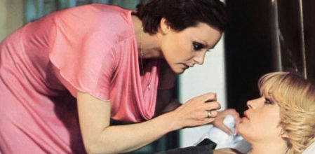 Rocío Durcal y Bárbara Rey en un fotograma de 'Me siento extraña'