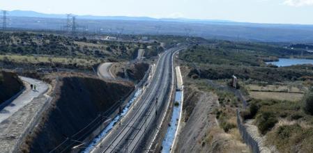ESPAÑA INFRAESTRUCTURAS FERROCARRIL:PLASENCIA (CÁCERES), 18/12/2021.- Plataforma ferroviaria del AVE Extremeño, una infraestructura que enlazará Badajoz con Plasencia a mediados del próximo año. Hace 25 años que se viene hablando de la alta velocidad entre Madrid y Extremadura y durante este tiempo se han alternado gobiernos de distinto signo, tanto autonómicos como nacionales, han cambiado las prioridades de Portugal respecto a su conexión por AVE con Madrid y se ha deteriorado la línea del ferrocarril convencional. La nueva conexión ferroviaria entre Extremadura y Madrid ha tenido y tiene más plazos que su propia denominación, pues ya sea AVE, tren de altas prestaciones o tren rápido se lleva anunciando desde finales de los noventa y se publicó que entraría en funcionamiento en 2007 y en 2010 aunque no será una realidad, de momento, hasta 2030. EFE/Eduardo Palomo