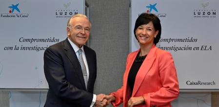 la Fundación ”la Caixa” y la Fundación Francisco Luzón han firmado una segunda colaboración para los próximos cinco años, periodo en el que apoyarán cinco proyectos de investigación sobre la ELA