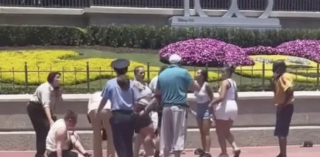 La brutal pelea entre dos familias en Disneyland porque querían hacerse fotos en el mismo lugar