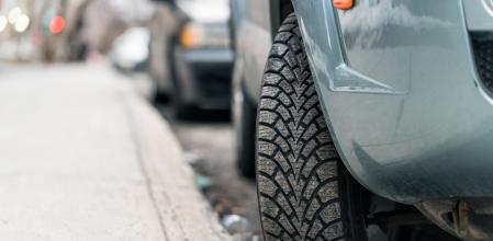 Un coche aparcado en la calle