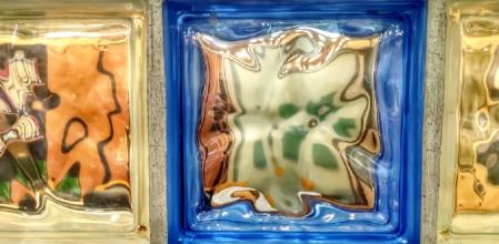 Reflejos de luz en un muro de bloques de vidrio.