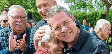 (Villanueva de la Jara) CUENCA, 15/05/2023.- El presidente de Castilla-La Mancha y candidato del PSOE a la reelección, Emiliano García-Page (d), saluda a un militante de 97 años de edad durante un acto de campaña en la citada localidad conquense este lunes. EFE/ José del Olmo
