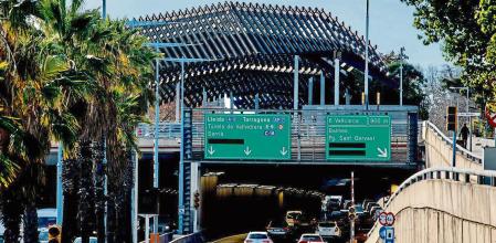 FOTO ALEX GARCIA TRAMO DE LA RONDA DE DALT CUBIERTA EN VALL DE HEBRON URBANIZADA CON PERGOLAS Y VEGETACION 2021/12/30