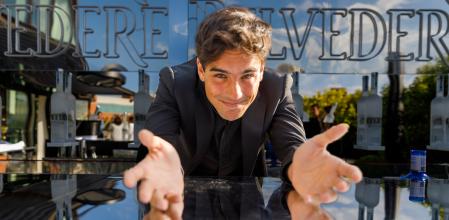 Óscar Casas ejerció de anfitrión de la fiesta que la marca de vodka Belvedere ha ofrecido en Madrid, recreando el escenario de la campaña internacional que protagoniza Daniel Craig