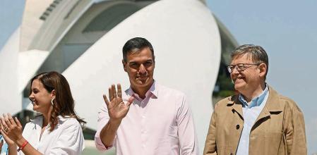 VALÈNCIA, 20/05/2023.- El secretario general del PSOE y presidente del Gobierno, Pedro Sánchez (c), participa este sábado en su tercer acto de partido este mes en la Comunitat Valenciana, con un mitin en la Ciudad de las Artes y las Ciencias de València, a una semana de las elecciones autonómicas y locales, junto al president de la Generalitat y candidato a la reelección, Ximo Puig (2d), y la vicealcaldesa de València y candidata a la Alcaldía, Sandra Gómez (2i).- EFE/ Kai Forsterling