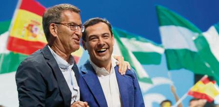 SEVILLA, 20/05/2023.- El presidente de la Junta de Andalucía, Juanma Moreno, acompañado del presidente del PP, Alberto Núñez Feijóo, este sábado en un acto electoral en Sevilla, para apoyar al candidato en la capital andaluza, José Luis Sanz.-EFE José Manuel Vidal