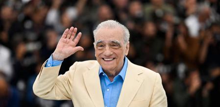 Martin Scorsese saluda durante el photocall de 'Killers of the Flower Moon'