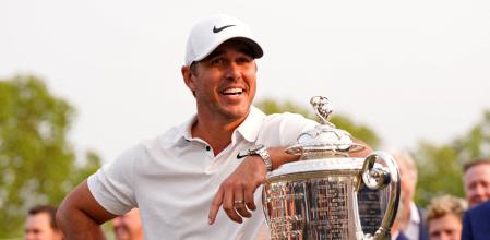 Brooks Koepka posa de manera informal con el trofeo Wanamaker