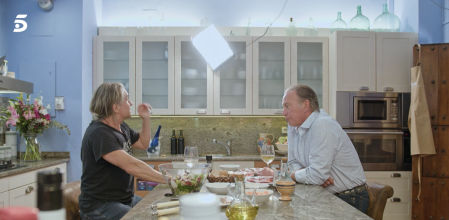 “¡Hay fantasmas!”: monumental susto al caerse un foco durante la entrevista a Nacho Cano