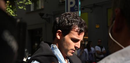 Íñigo Onieva atendiendo a la prensa