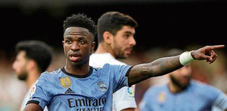 FILE PHOTO: Soccer Football - LaLiga - Valencia v Real Madrid - Mestalla, Valencia, Spain - May 21, 2023 Real Madrid's Vinicius Junior gestures towards a fan REUTERS/Pablo Morano/File Photo