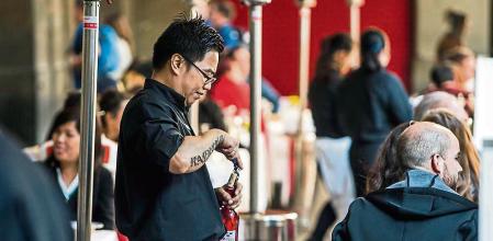 Fotografia de jovenes inmigrantes trabajando en Barcelona. Para Dinero , Economia. Inmigracion , trabajo , camarero . Barcelona, 06/11/2015. Foto: Luis Tato