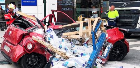 Coche destrozado al caerle un palé en Granada.