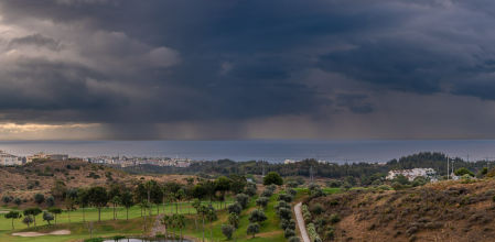 Cortinas de lluvia frente a la costa de Mijas.