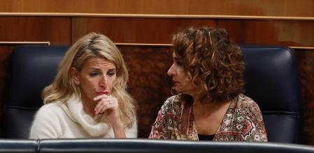 Yolanda Diaz y maria jesus Montero entrando al pleno del congreso Foto Emilia Gutierrez 15/12/2022
