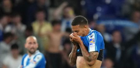 Vini Souza se besa el escudo tras firmar el 3-3, este miércoles en Cornellà