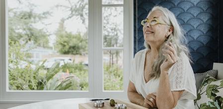 Mujer madura fumando cannabis