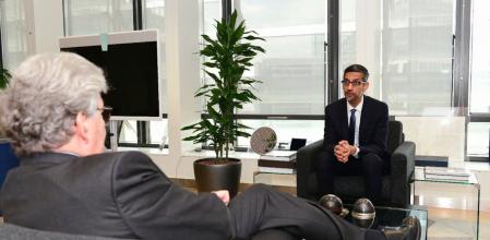 El comisario Breton y Sundar Pichai, el miércoles en Bruselas