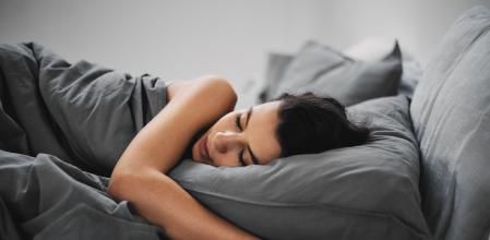 Durmiendo sobre funda de almohada