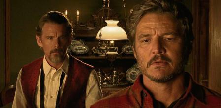 Pedro Pascal y Ethan Hawke en un momento de la película de Álmodovar 'Extraña forma de vida'