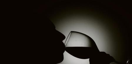 -FOTODELDIA- EA2485. MOSCÚ (RUSIA), 08/12/2020.- Una mujer rusa tbebe vino tinto hoy, en Moscú (Rusia). La jefa de Rospotrebnadzor, Anna Popova, informó de la necesidad de abstenerse de beber alcohol hasta por 56 días para aquellos que deseen ser vacunados contra COVID-19 con la vacuna rusa Sputnik V. El 05 de diciembre, Moscú comenzó un programa de vacunación masiva contra el COVID-19 enfermedad causada por el coronavirus SARS-CoV-2, utilizando la vacuna Sputnik V. EFE/YURI KOCHETKOV