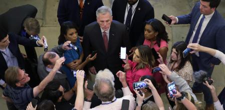 Kevin McCarthy, asaltado por la prensa el jueves en el Capitolio durante las negociaciones sobre el presupuesto y el techo de la deuda