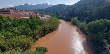 Agua color chocolate.