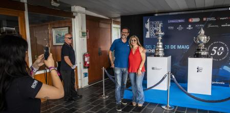 Una pareja posa junto a la Jarra de las Cien Guineas y el Trofeo Godó, este sábado en Barcelona