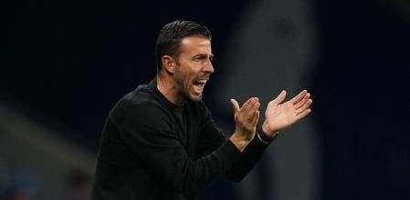 El entrenador del Espanyol. Luis García, anima a sus jugadores