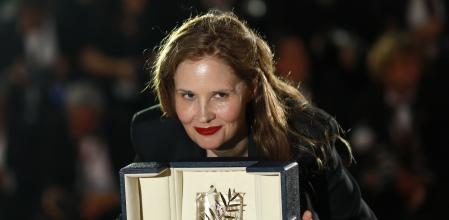 Justine Triet muestra orgullosa su Palma de Oro