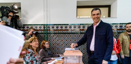 Pedro Sánchez depositando su voto en el colegio Nuestra Señora del Buen Consejo