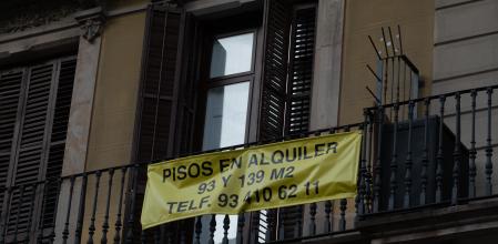 22032021 Barcelona,￼Carteles de venta y alquiler de pisos￼