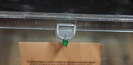 Detalle del cierre de una urna en una mesa electoral. En una de Llanares (Avilés), un vocal se ha marchado tras decir que iba a fumar.