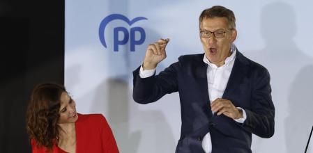 El presidente del PP, Alberto Núñez Feijóo, bota en el balcón de Génova, a petición de los militantes, en presencia de Isabel Díaz Ayuso